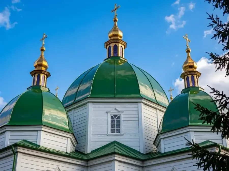 Зелені бані та золоті куполи церкви
