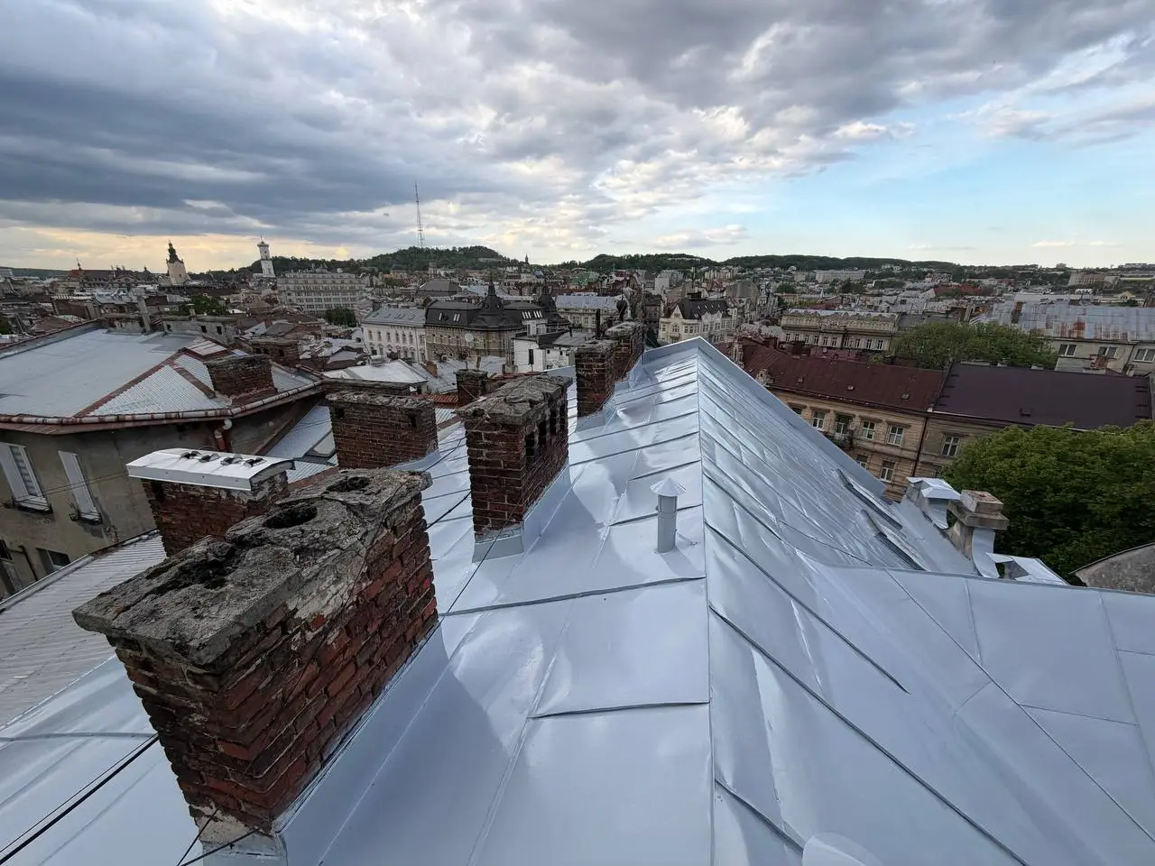 Сріблястий фальцевий дах історичної будівлі в центрі Львова