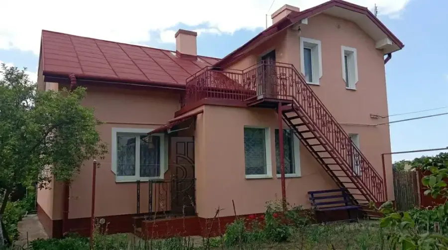 Пофарбований теракотовий дах приватного будинку